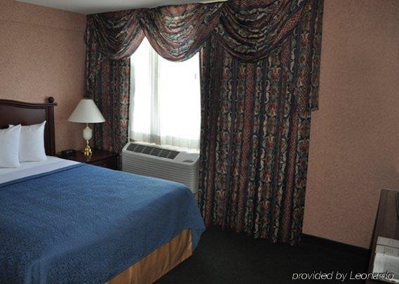 Quality Inn & Suites Brossard Room photo