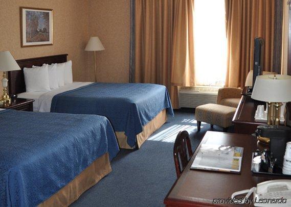 Quality Inn & Suites Brossard Room photo